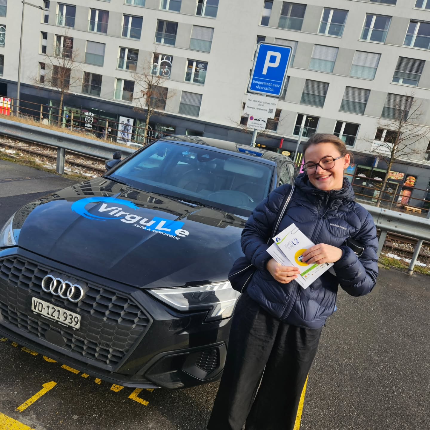 Géraldine, permis obtenu avec brio, devant la voiture-école